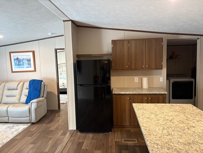 Foto del edificio - 380 Granger Hightower Ln