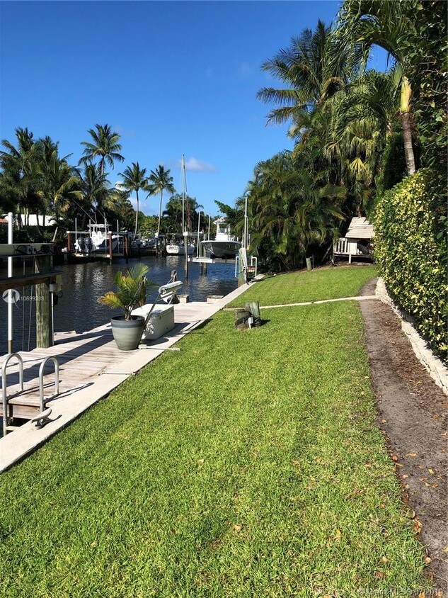 Building Photo - 8885 SE Harbor Island Way