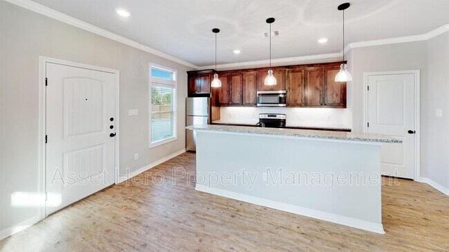 Building Photo - 908 Montclair Ave