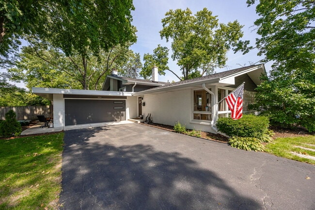 Building Photo - 1024 Catalpa Ln