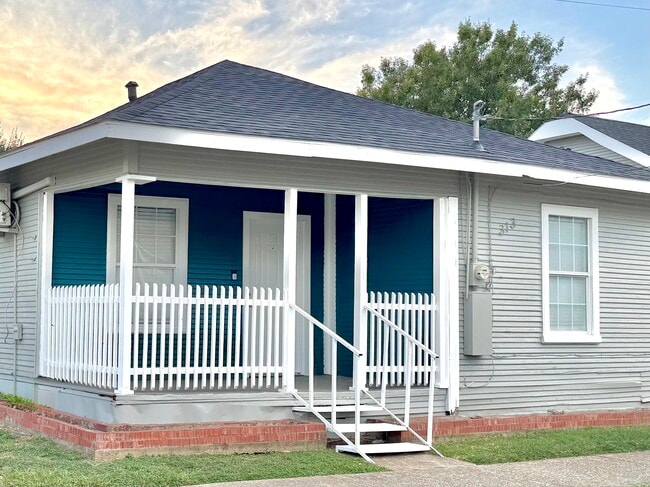 Building Photo - 313 N Llewellyn Ave