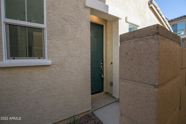 Building Photo - 2762 S Apache Dr