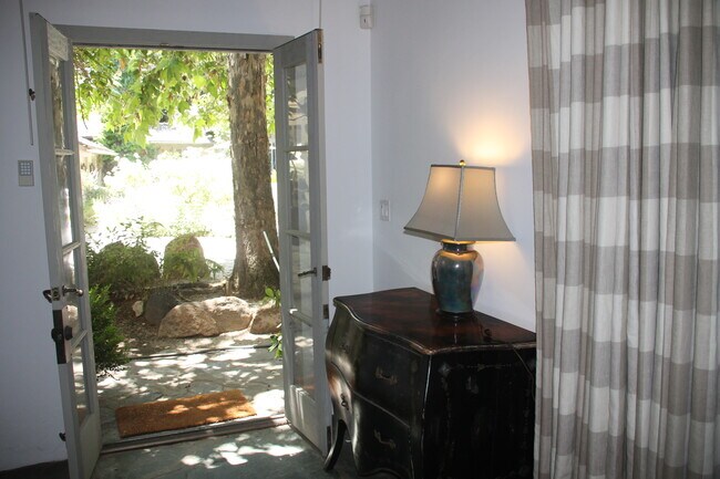 Foto del edificio - 1741 Coldwater Canyon Dr