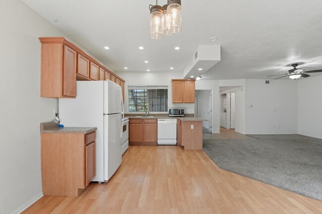 Spacious 3 Bed/2 Bath Home in Lush Crestvi... - Spacious 3 Bed/2 Bath Home in Lush Crestvi...