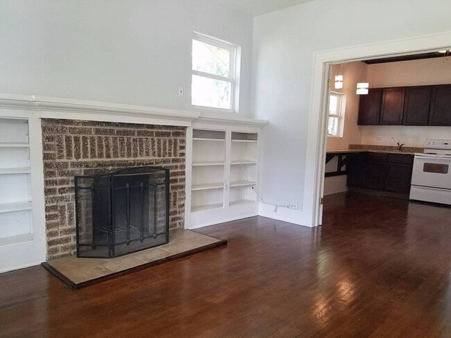 Building Photo - 826 Erie Ave