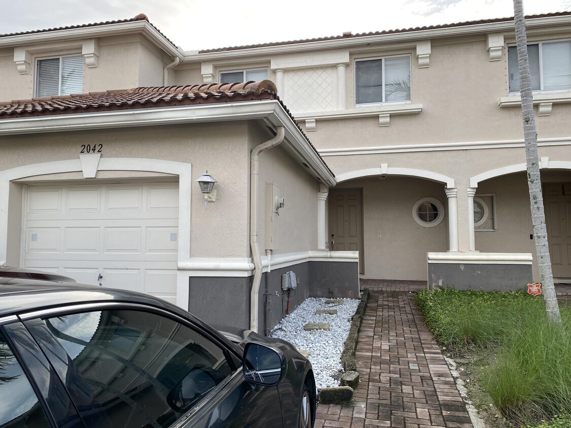 Primary Photo - 2042 Oakhurst Way