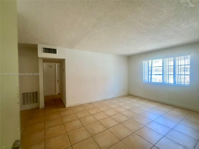 Foto del edificio - 1851 NE 168th St