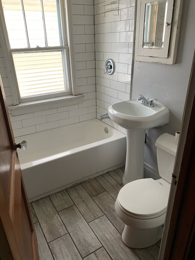 Foto del edificio - 90 Roswell Ave