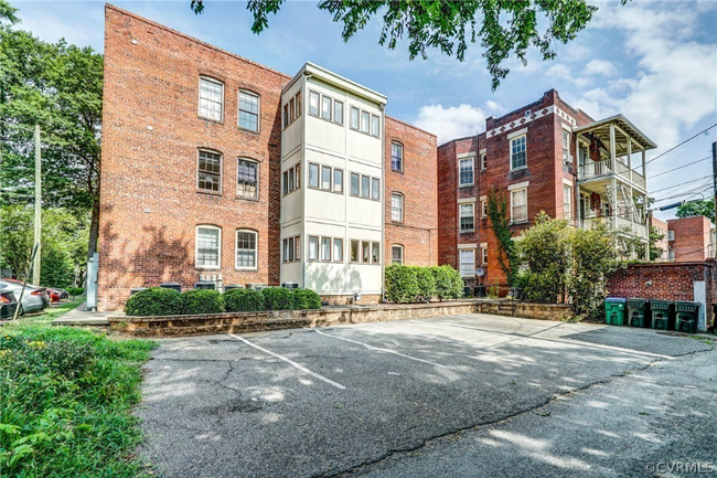 Foto del edificio - 303 S Arthur Ashe Blvd