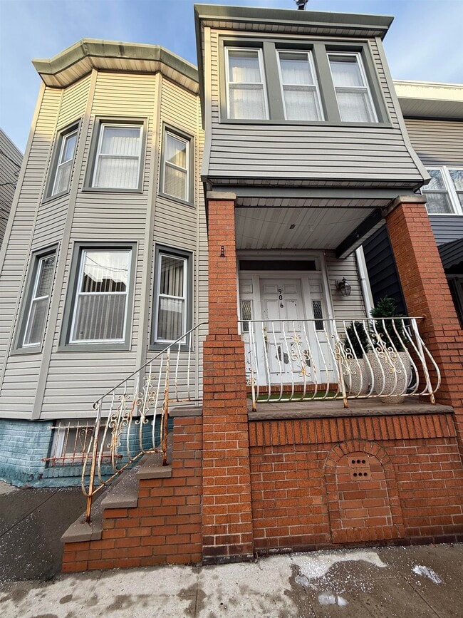 Building Photo - 920 20th St