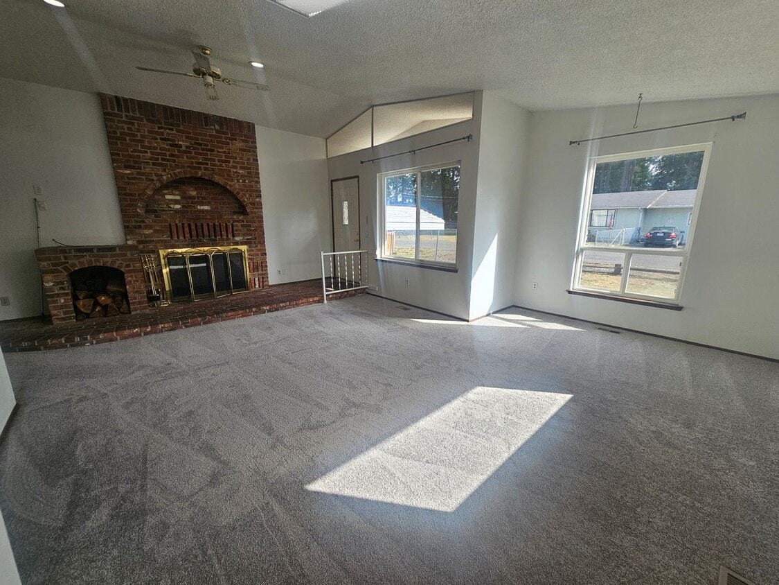 Primary Photo - Spacious 1 Bedroom House!