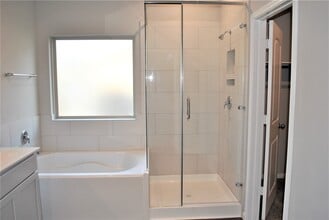 Building Photo - 14131 Lake Lodge Dr