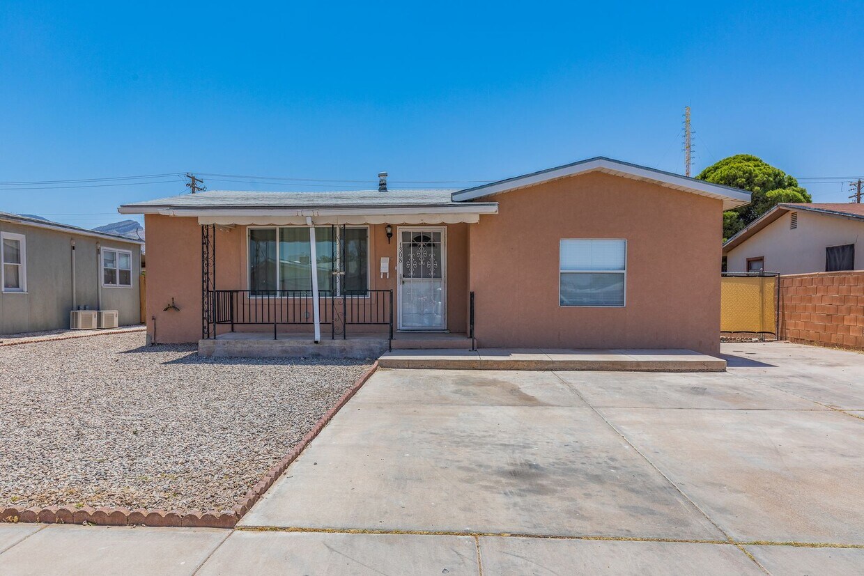 Primary Photo - Cozy 3 Bed 2 Bath Home - Pets on Owner App...