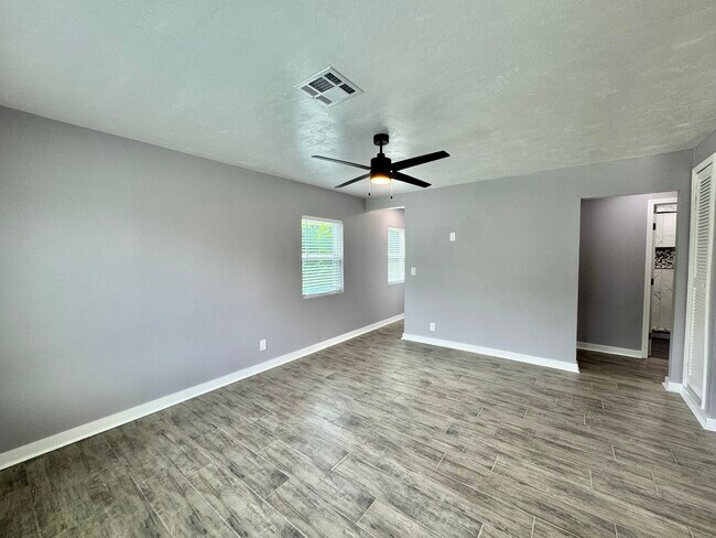 Foto del edificio - 2144 Westchester Dr