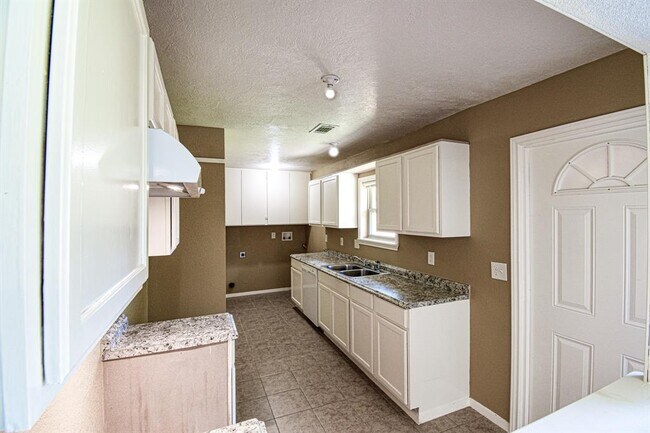 Building Photo - 6203 S Greenpark Dr