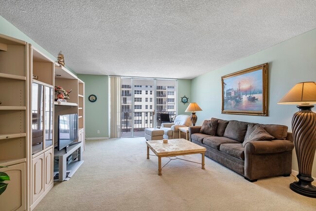 Building Photo - 1147 Hillsboro Mile