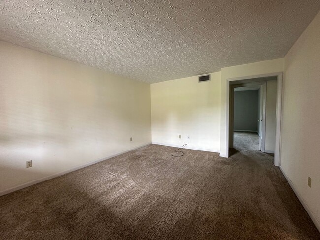 Building Photo - 2 bedroom, 1 bath, Townhome Kingsport, TN