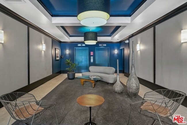 Building Photo - 585 N Rossmore Ave