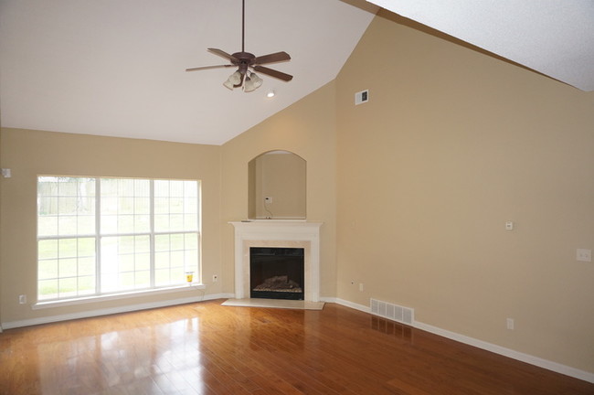 Building Photo - Beautiful 6 Bedroom 3 Bath Family Home