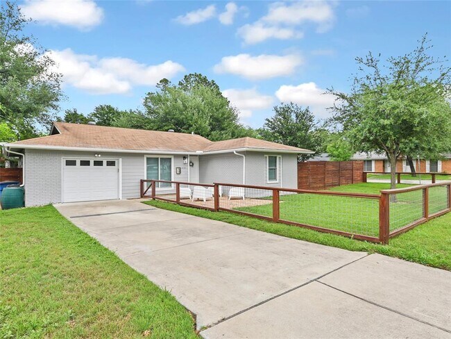 Foto del edificio - 616 Long Bow Ln