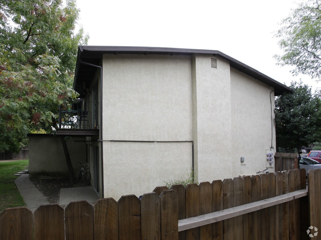 Building Photo - 1401 Drake Dr