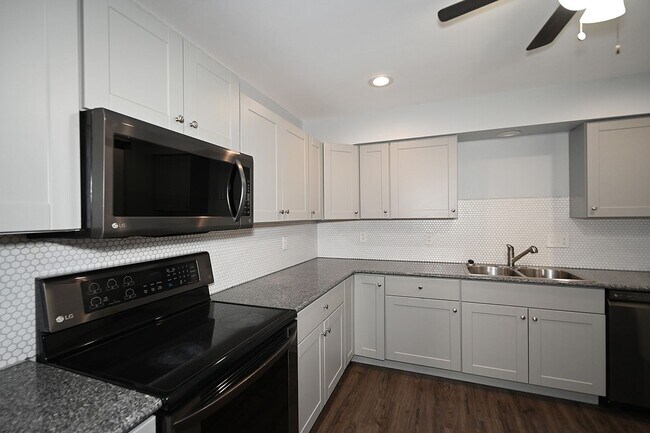Building Photo - This is a 3 bedroom, 2 bath Duplex with a ...