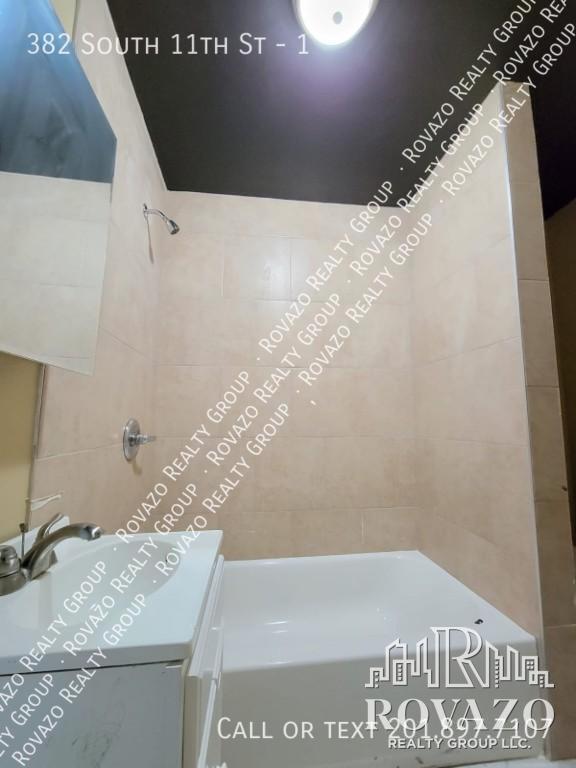 Foto del edificio - 382 South 11th St- 3 bedroom in Newark