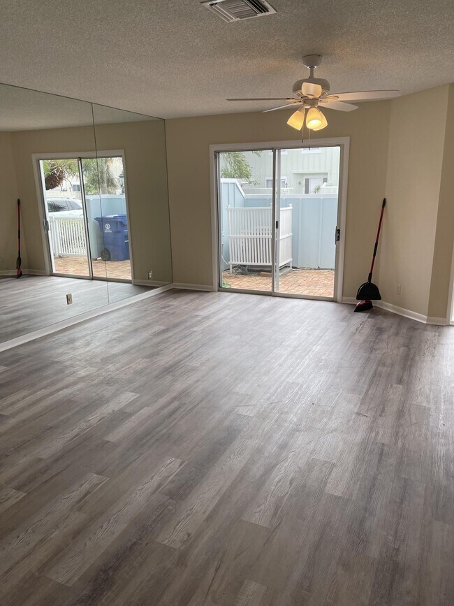 Foto del edificio - 6247 Riverwalk Ln