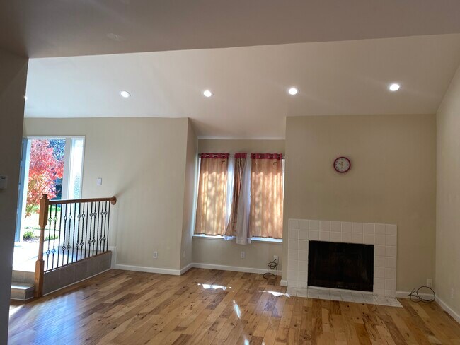 Building Photo - 375 Catamaran St