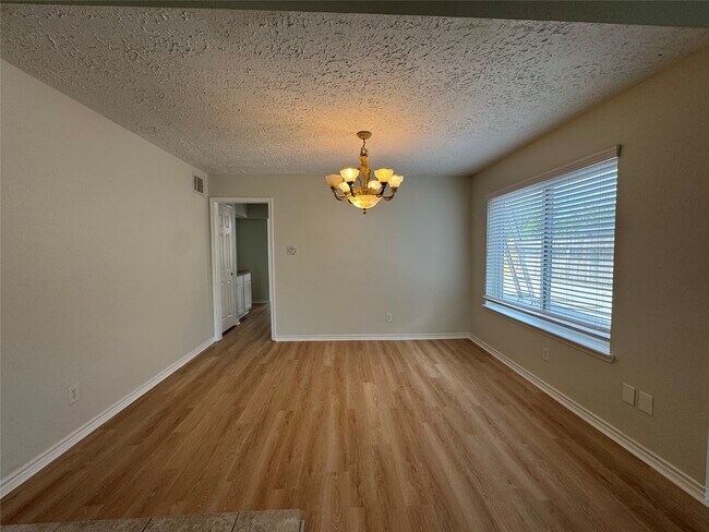 Building Photo - 22018 Elsinore Dr