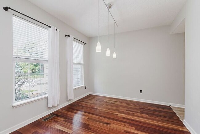 Foto del edificio - Stunning 4-Bed, 3.5-Bath Home in Sought-Af...