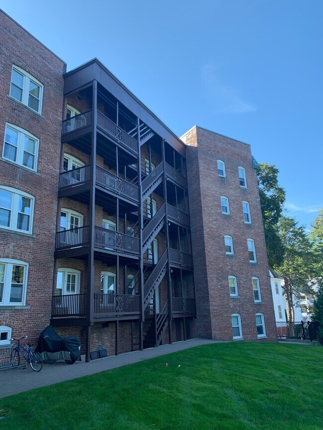 balcón trasero - 77 Prospect St