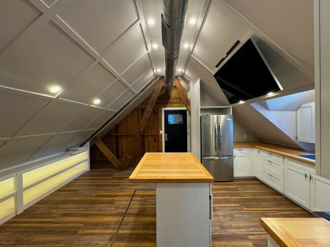 Building Photo - 708 Rock Beach Rd