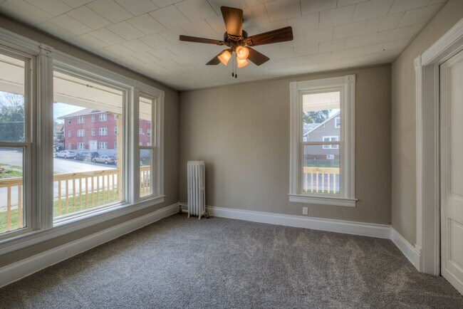 Foto del edificio - 5 Bedroom 2.5 Bath Midtown Home