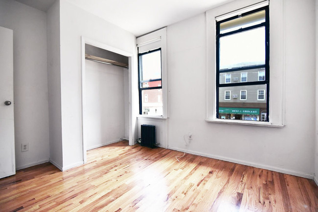 Building Photo - 413 Graham Ave