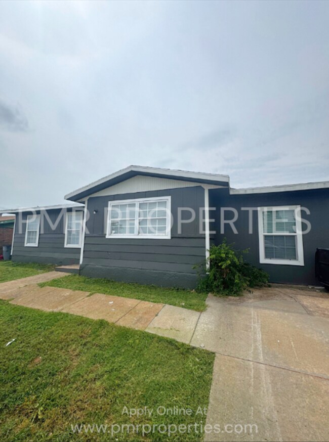 Building Photo - 4 Bedrooms - 1 Bathroom House.