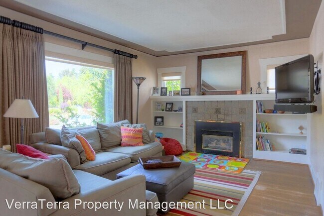 Foto del edificio - 2 br, 1 bath House - 5912 8th Ave NE