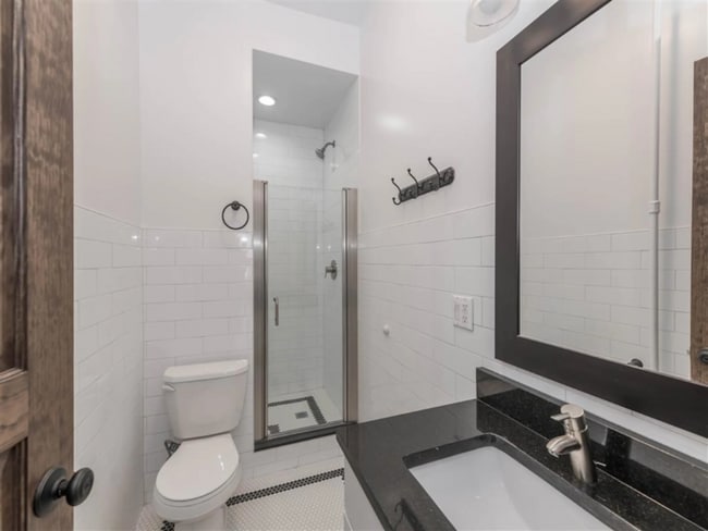 Building Photo - 334 W Dickens Ave