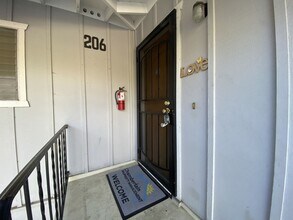 Building Photo - 206-210 Vista Glen Ln