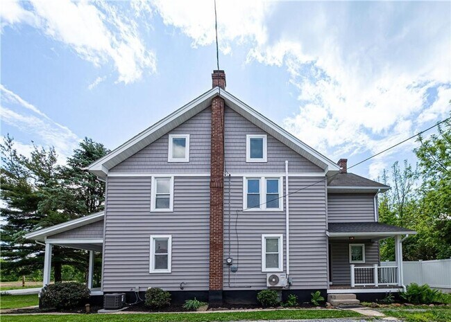 Building Photo - Beautifully updated THREE BEDROOM - Southe...