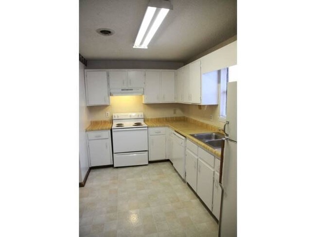 Building Photo - 132 Pinehurst Ct