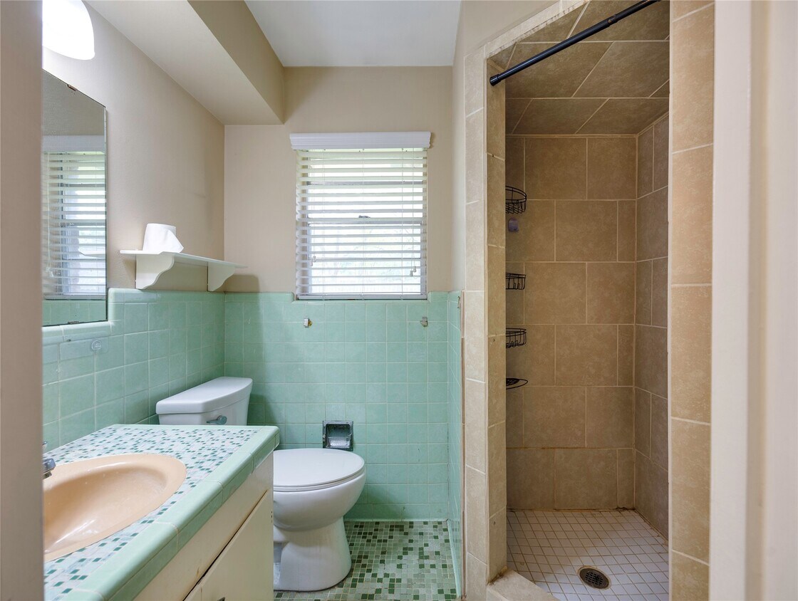 Building Photo - 2 Circle Dr