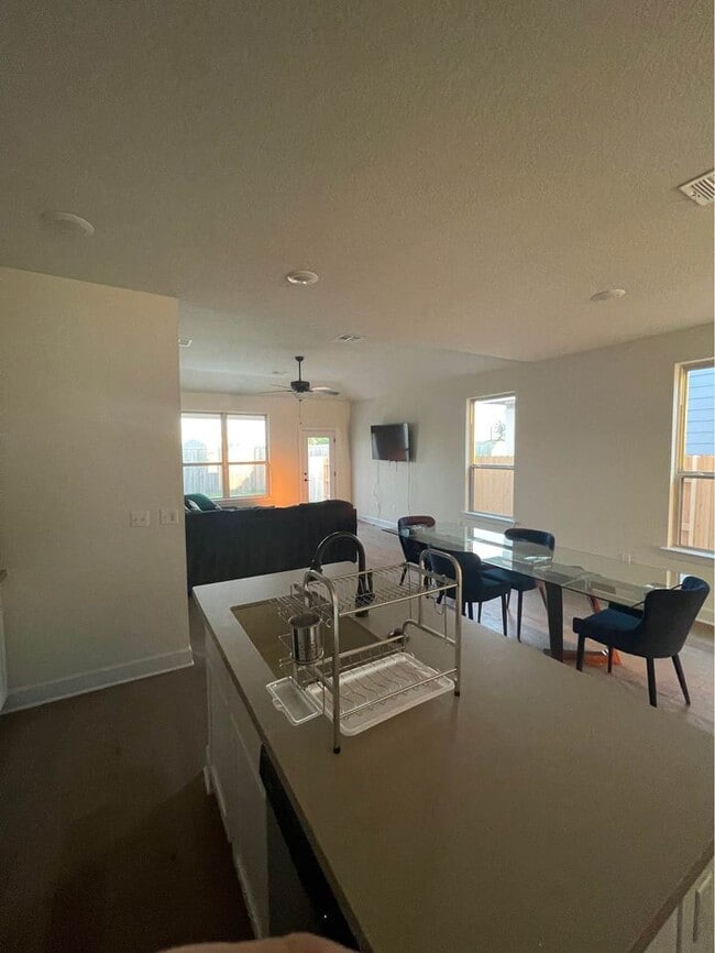 Foto del edificio - 6113 Dumfries Ln