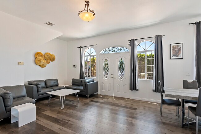 Foto del edificio - 5742 Vineland Ave