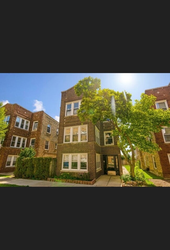 Building Photo - 3007 W Sunnyside Ave