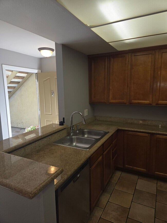 Building Photo - 2 Bedroom 1 Bathroom Condo