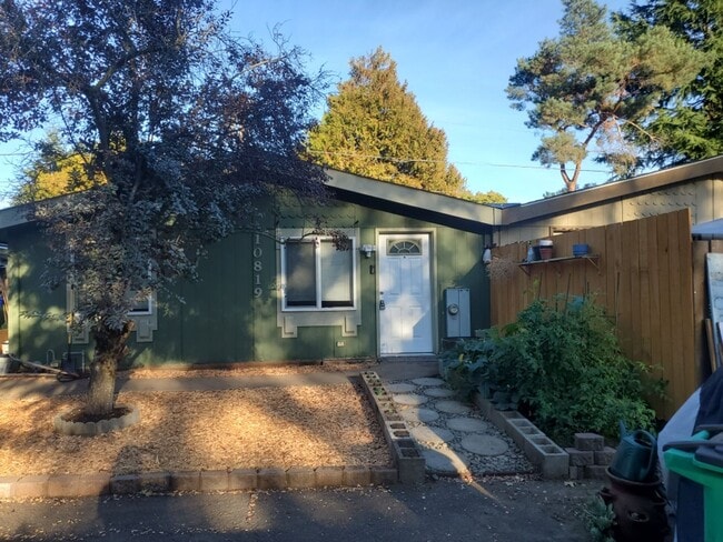 Nice One Level Single Family Home Located in a quiet Cul-de-sac! Water & sewer is Included ! - Nice One Level Single Family Home Located in a quiet Cul-de-sac!  Water & sewer is Included !