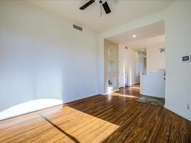 Building Photo - 3 Bedroom 2 Bathroom