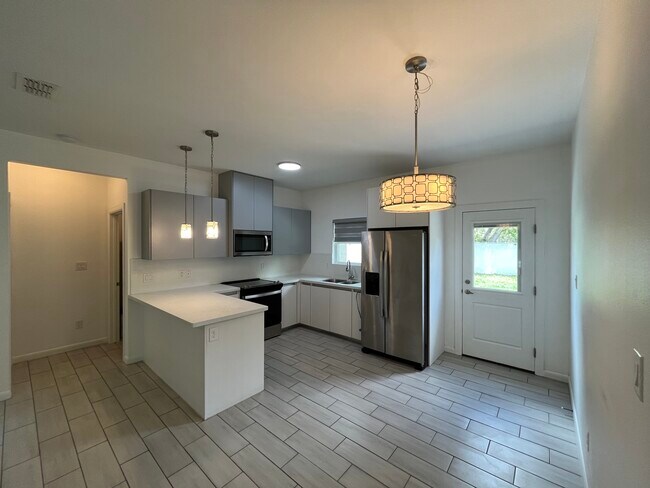 Kitchen - 1723 W Marlin St