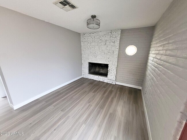 Foto del edificio - 2609 W McLellan Blvd